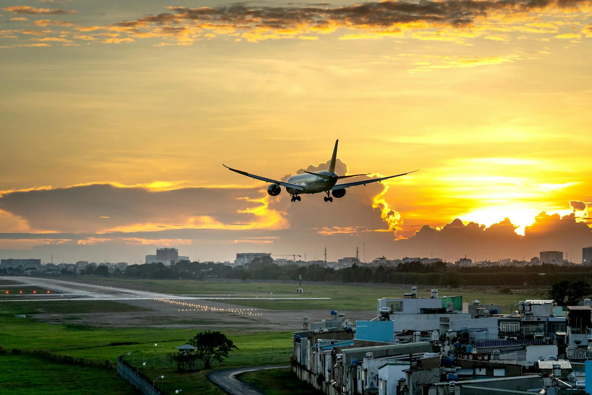 Una avioneta doméstica sobre el paisaje de Costa Rica